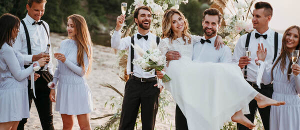 Oblečení na svatbu host žena i muž