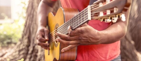 Jak naladit kytaru, ukulele a další nástroje