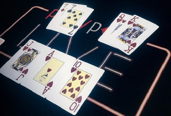poker-turnaj-royal-flush.jpg