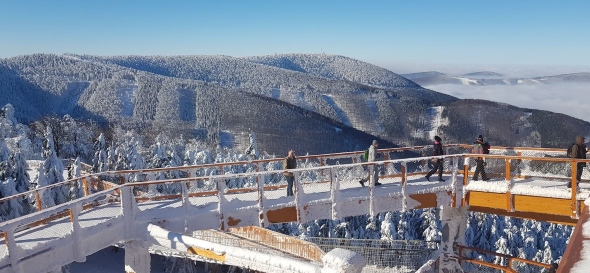 Stezka Valaška (Pustevny, Beskydy) v zimě - výhled na Radhošť a jiné kopce