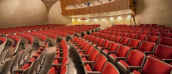 Imatrikulace většinou probíhá v aule nebo jiném velkém sále