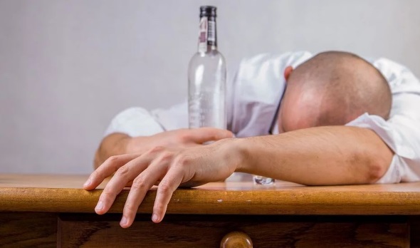 Kocovina nastává po nadměrném pití alkoholu