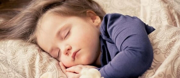 Děti mívají velmi kvalitní spánek, problémy s nespavostí je netrápí