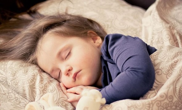 Děti mívají velmi kvalitní spánek, problémy s nespavostí je netrápí