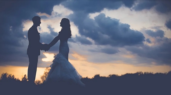 Svatba - ženich a nevěsta při focení