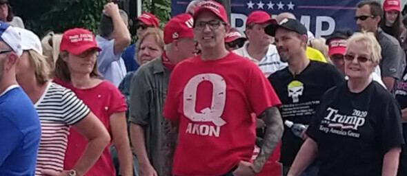 Příznivec Donalda Trumpa s tričkem QAnon