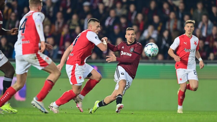 Lukáš Haraslín střílí v jarním derby se Slavií