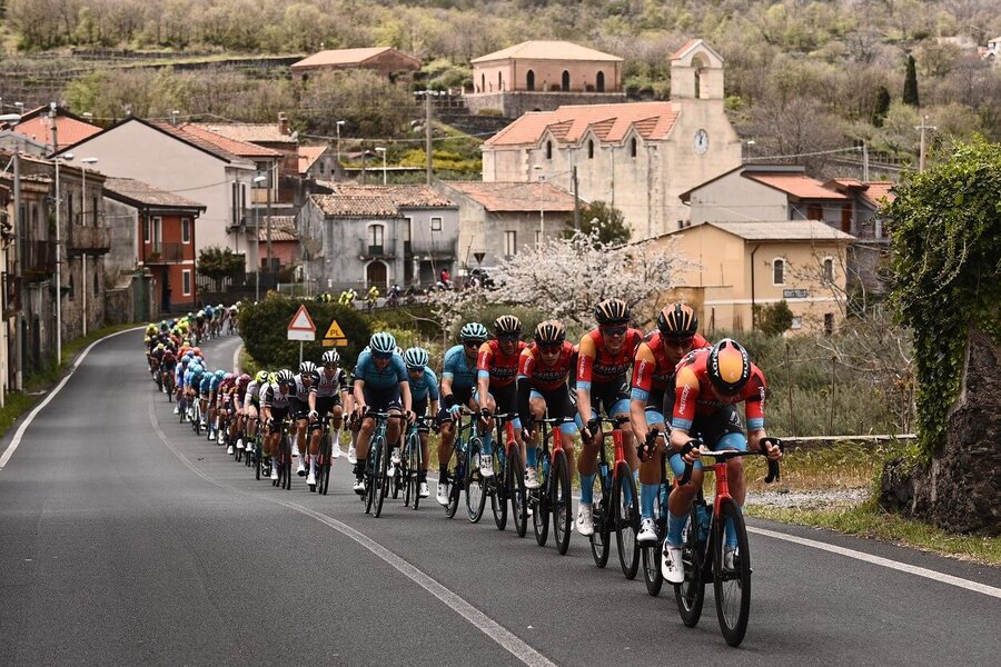 Cyklistika, UCI World Tour, závodníci během etapy Giro d'Italia