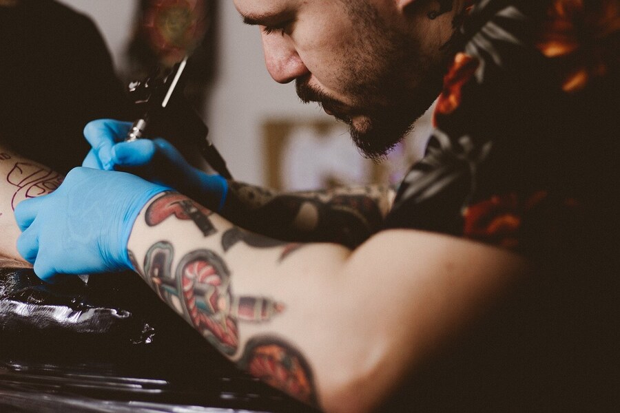 Vše, co chcete vědět o moderním tetování pro ženy, muže i páry
