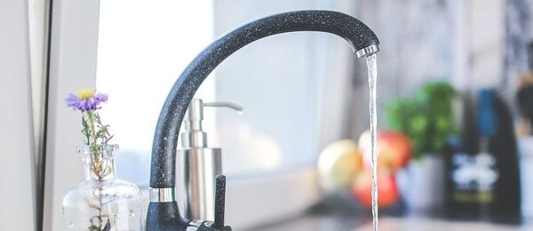 Hnusná chuť vody z kohoutku – je třeba se bát o své zdraví?