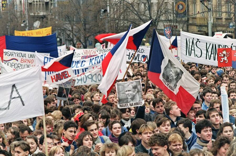 Sametová revoluce (studenti s vlajkou a nápisy)