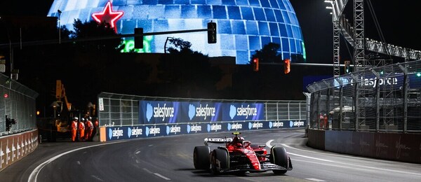 Arena MSG Sphere na pozadí závodů F1 v Las Vegas