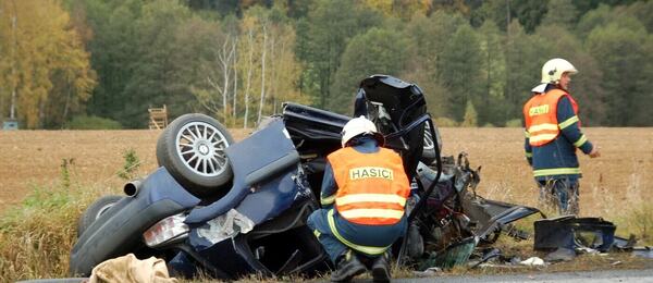 Tragická dopravní nehoda: převrácený osobní automobil