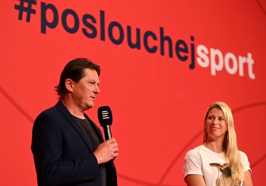 Moderátoři Radiožurnálu Sport: Martin Procházka a Andrea Sestini Hlaváčková