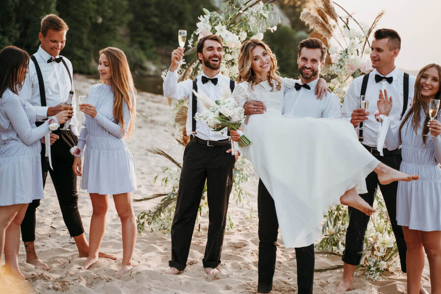 Oblečení na svatbu host žena i muž