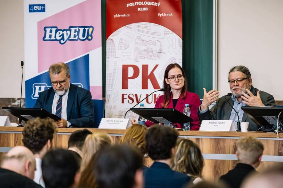 Zleva politik: Skalický, Gregorová, Vondra