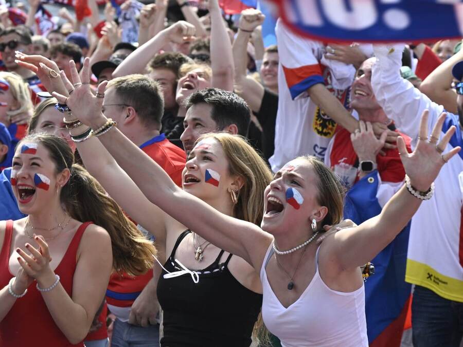 Fanynky ve fanzóně během zápasu Česko – Švédsko