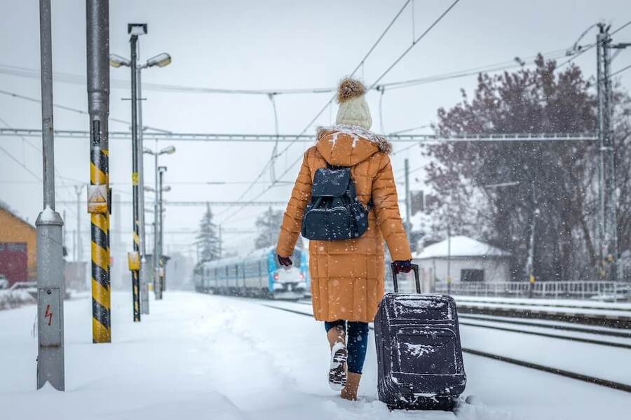 Zimní dovolená bez stresu! Zjistěte, proč sledovat kurz eura a jak vybrat ideální cestovní pojištění nejen na vánoční cestování.