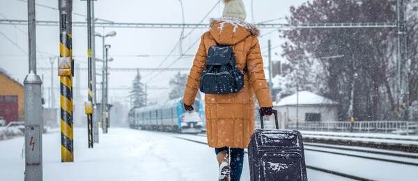 Zimní dovolená bez stresu! Zjistěte, proč sledovat kurz eura a jak vybrat ideální cestovní pojištění nejen na vánoční cestování. 