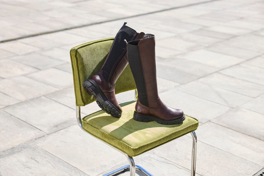 Kozačky vnesou do outfitu nadčasovost, která se jen tak neomrzí.