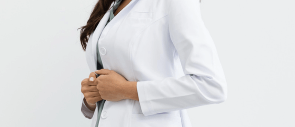 Práce ve zdravotnictví klade na oblečení specifické nároky, které běžné každodenní oděvy nesplňují.