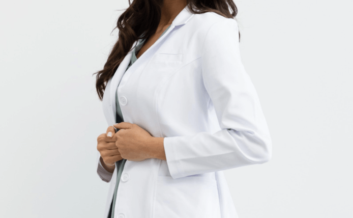 Práce ve zdravotnictví klade na oblečení specifické nároky, které běžné každodenní oděvy nesplňují.